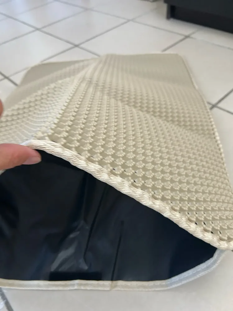 Tapis de litière déplié pour être vidé de ses grains