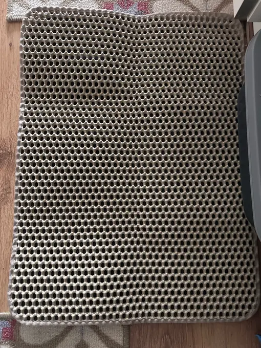 Photo d'un acheteur montrant le tapis de litière Minopatte en situation