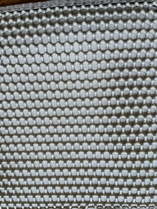 Photo d'un acheteur montrant le tapis de litière Minopatte en situation