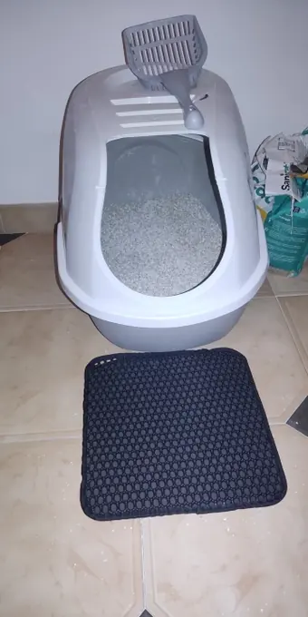 Photo d'un acheteur montrant le tapis de litière Minopatte en situation
