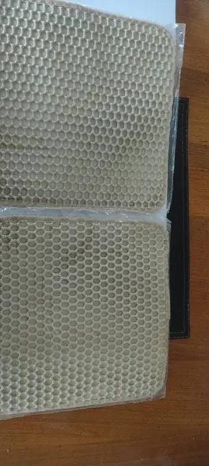 Photo d'un acheteur montrant le tapis de litière Minopatte en situation