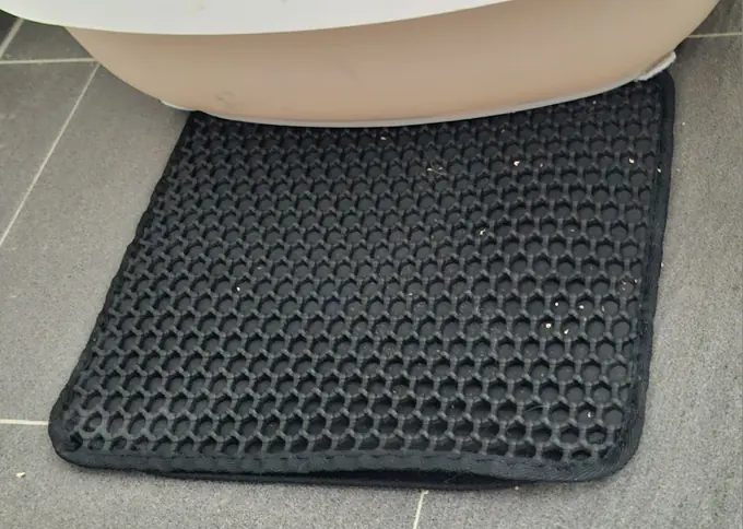 Photo d'un acheteur montrant le tapis de litière Minopatte en situation