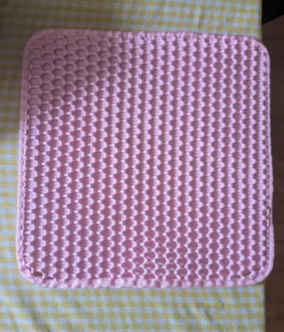 Photo d'un acheteur montrant le tapis de litière Minopatte en situation
