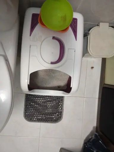 Photo d'un acheteur montrant le tapis de litière Minopatte en situation