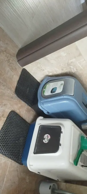 Photo d'un acheteur montrant le tapis de litière Minopatte en situation